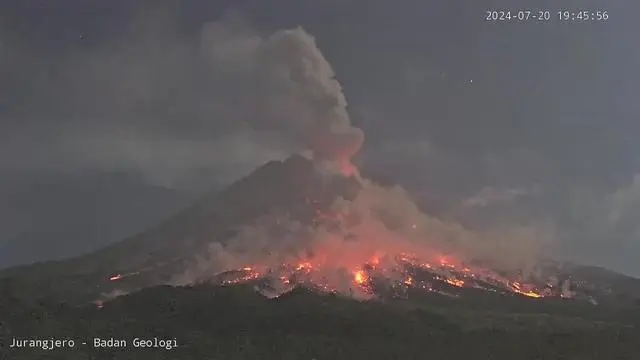 印尼默拉皮火山爆发，炽热岩浆顺势而下威胁周边区域