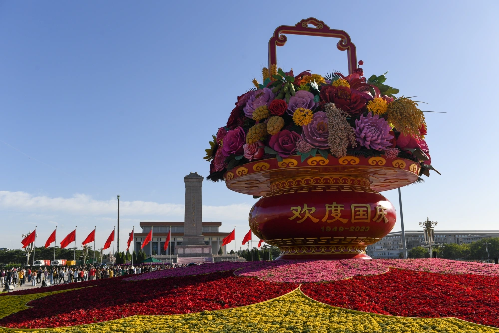 天安门广场国庆大花篮即将亮相，21日后四川盆地高温范围将缩小