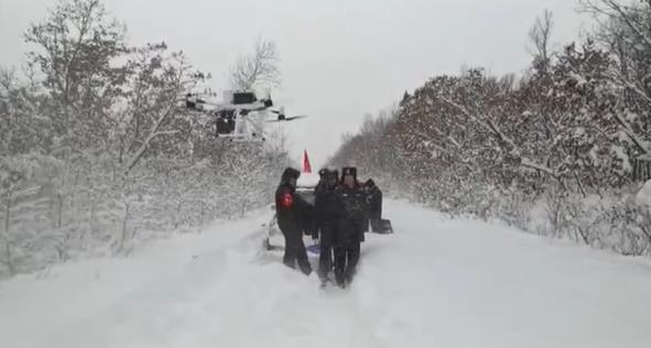 鹤岗普降大暴雪，27人被困深山民警徒步救出