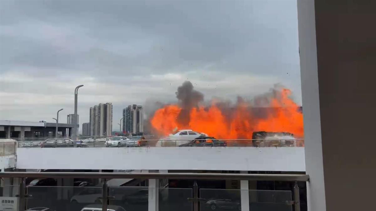 餐厅爆炸掀翻汽车？系剧组拍摄