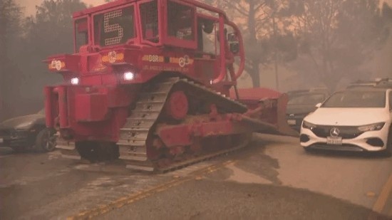 洛杉矶大火致豪车被弃路边，消防部门出动铲车清理道路！